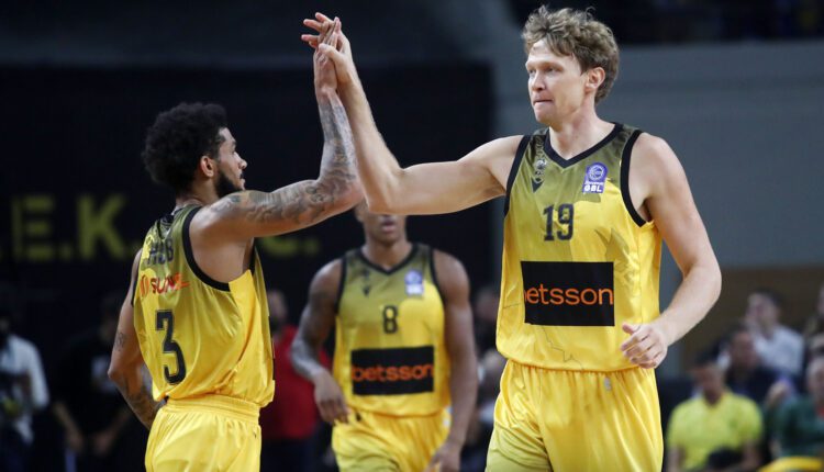 Ο Santa Kuz και οι φάκελοι με τα δώρα (VIDEO)