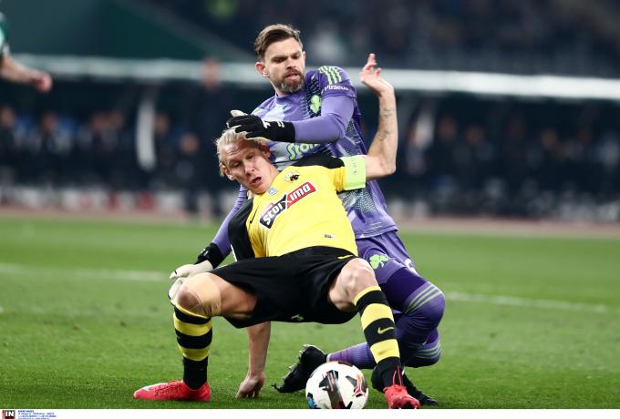 ΑΕΚ: «Ο Ντραγκόφσκι αγκαλιάζει τον Βίντα ρίχνοντάς τον στο έδαφος – Διαιτητής και VAR λένε να συνεχιστεί το παιχνίδι!»