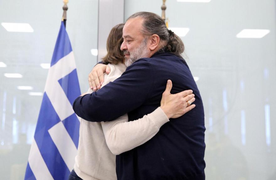 Η ατάκα του Ηλιόπουλου και η αγκαλιά του με τον Αλμέιδα (VIDEO)