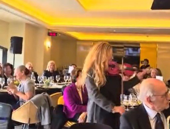 Η Ευανθία Ρεμπούτσικα τίμησε την ΑΕΚ και το Ζωγράφειο Λύκειο (vid)