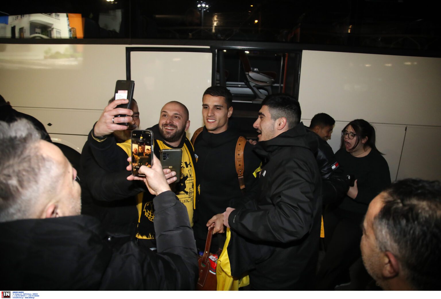 Αποθέωση για την ΑΕΚ στο αεροδρόμιο «Μακεδονία» πριν την αναχώρηση για Αθήνα!