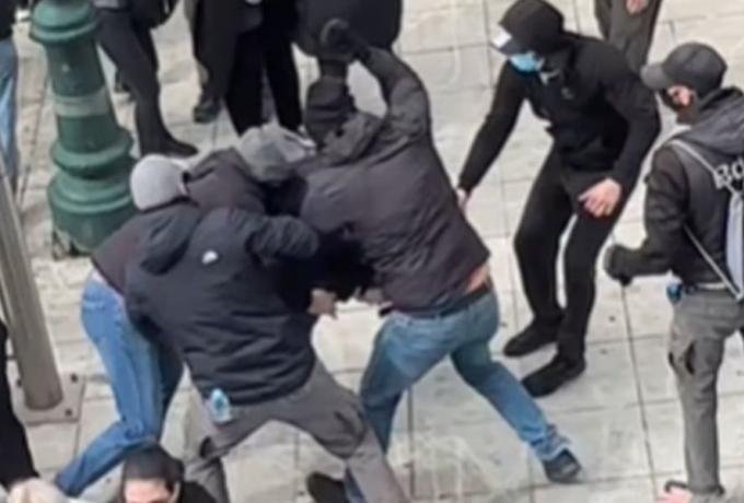 Συγκέντρωση για τα Τέμπη: Κουκουλοφόροι ξυλοκόπησαν διαδηλωτή στο Σύνταγμα (VIDEO)