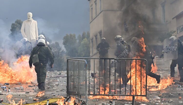 Ένταση στο Σύνταγμα: Μολότοφ και επεισόδια στην πορεία για τα Τέμπη