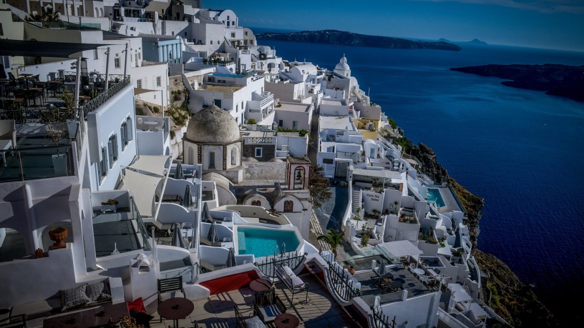 Σεισμοί στη Σαντορίνη: Απανωτές δονήσεις τα ξημερώματα – «Έχουμε δρόμο μπροστά μας» λέει ο Τσελέντης