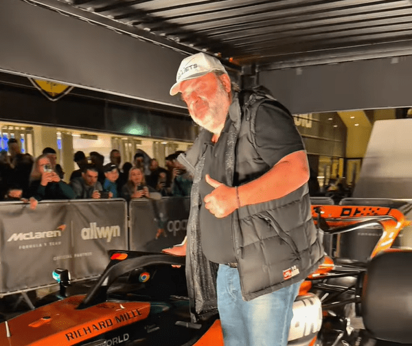 Στη Νέα Φιλαδέλφεια το μονοθέσιο της McLaren με την παρουσία του Μάριου Ηλιόπουλου (vid)