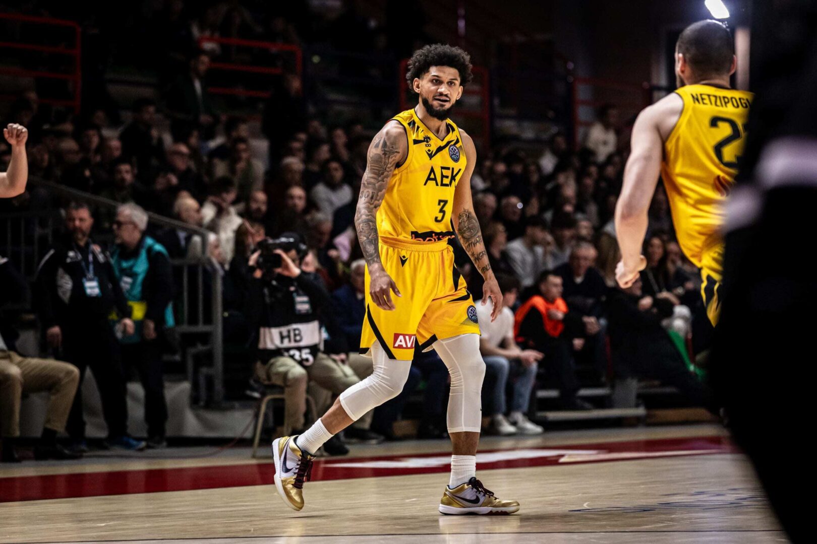 ΑΕΚ: Η τούρτα στον Χαμπ – «Δεν θα μπορούσα να ζητήσω καλύτερη ομάδα» (vid)