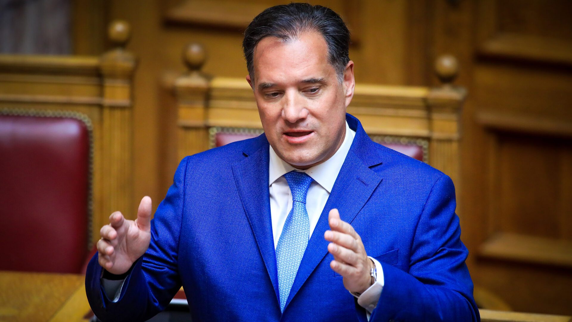 Το νέο τηλεοπτικό «εμπάργκο» στον Άδωνη και η… ωραία ατμόσφαιρα στο Μαξίμου με τις διαρροές