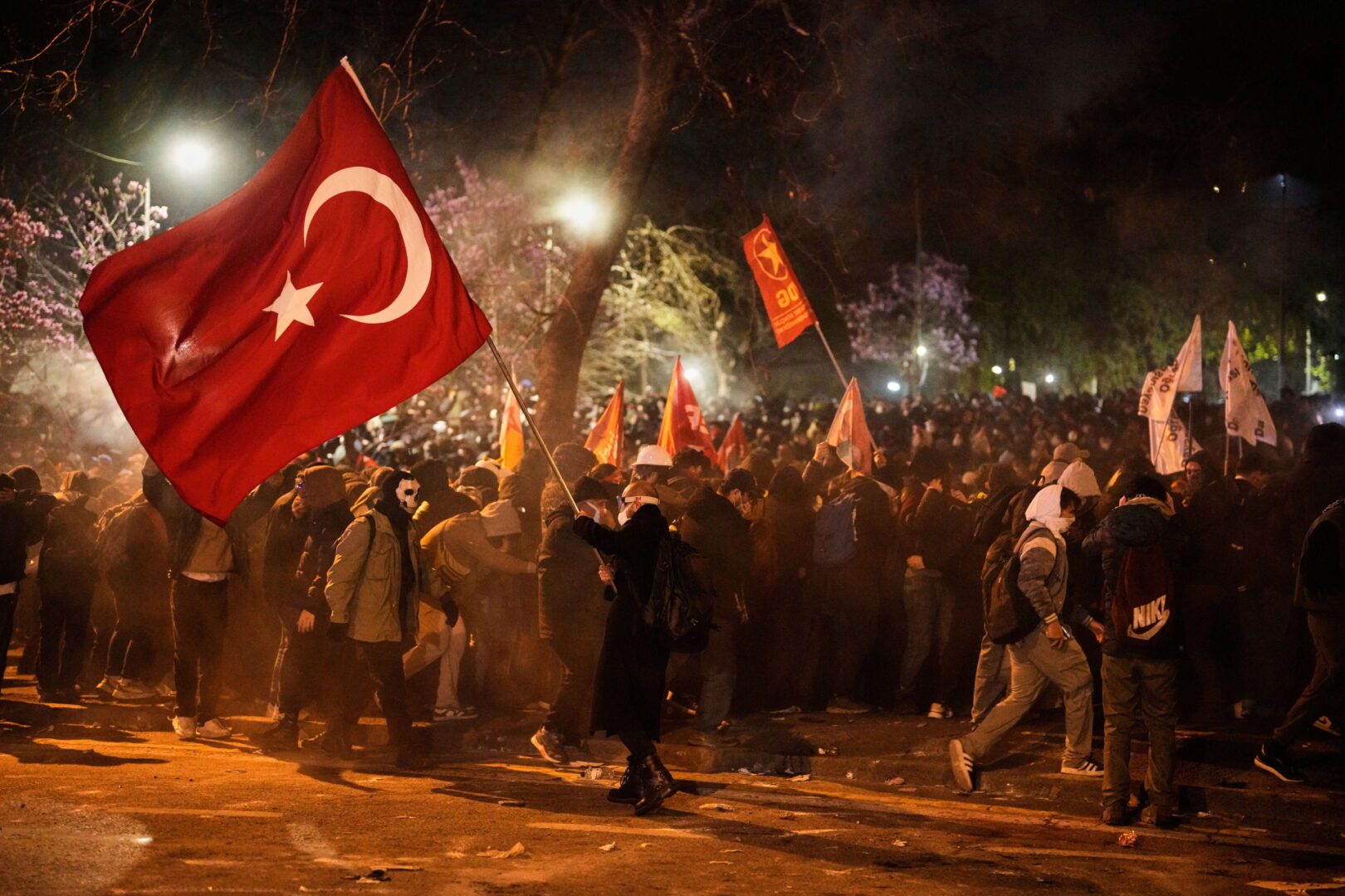 Τουρκία: Εκατοντάδες χιλιάδες κόσμος στους δρόμους μετά την σύλληψη του Ιμάμογλου