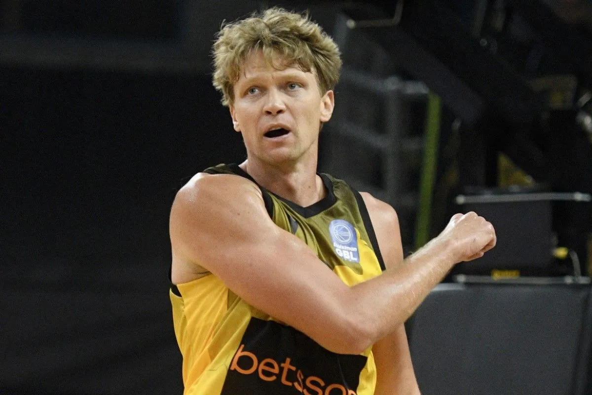 ΑΕΚ Betsson: Εκτός ο Κουζμίνσκας με Πανιώνιο – Στην αποστολή ο Ομπιέσε