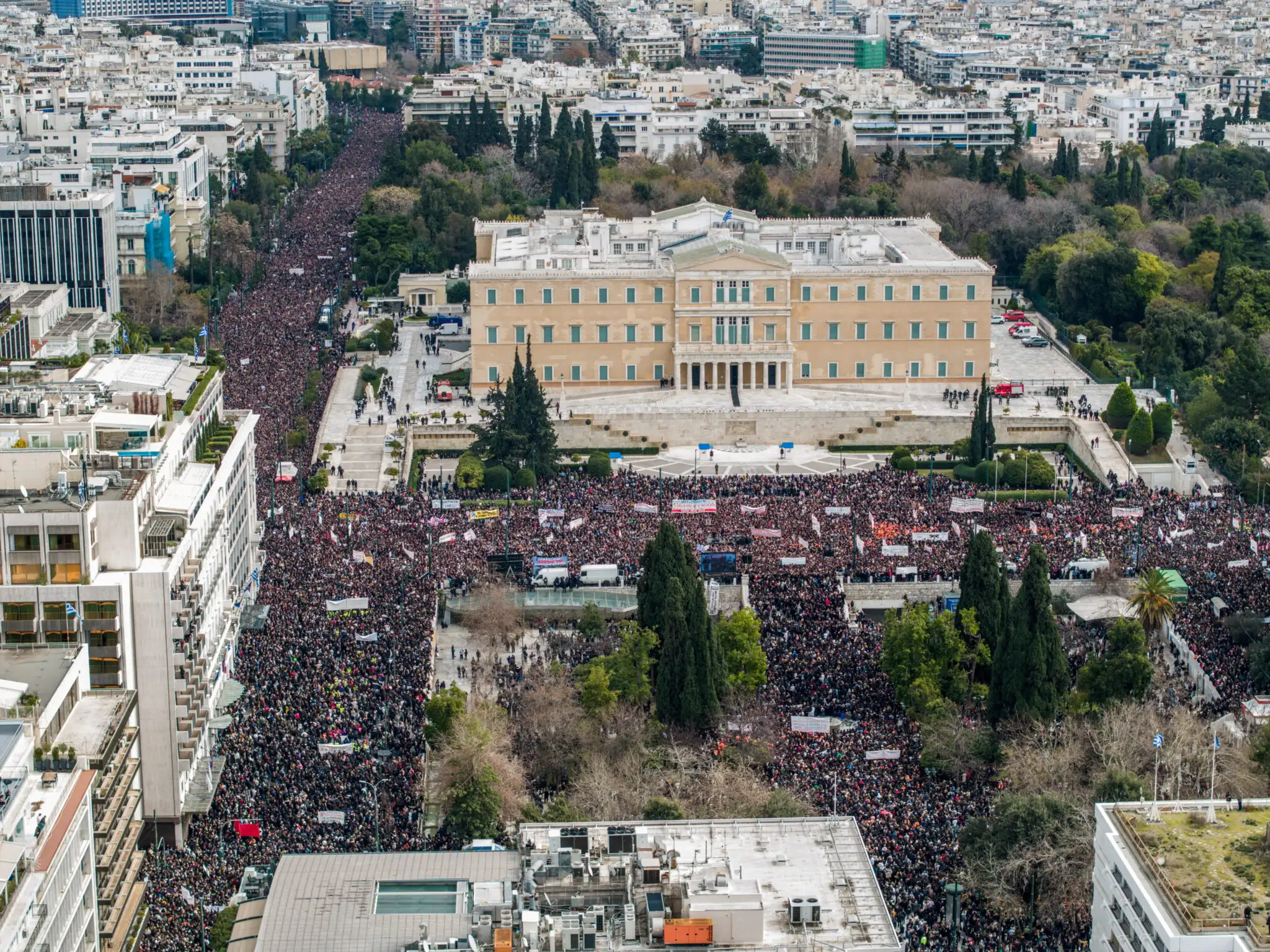 Μνημειώδες συλλαλητήριο για τα Τέμπη – Εκατοντάδες χιλιάδες πολίτες στο Σύνταγμα