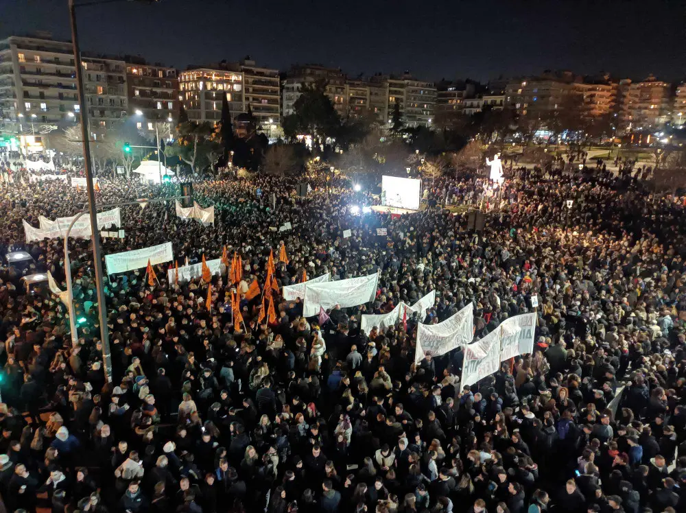 Τέμπη: Επτά συλλήψεις, πέντε τραυματίες από τα επεισόδια στο Σύνταγμα – Προσαγωγές και στη Θεσσαλονίκη