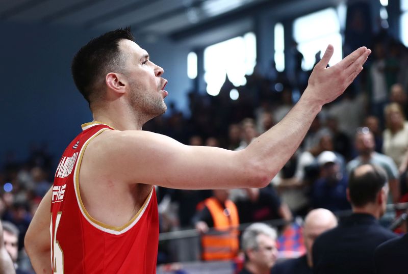 Ένταση στο Πανιώνιος – Ολυμπιακός: «Έλα έξω να τα πούμε» από Παπανικολάου (vid)