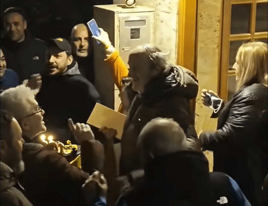 Συγκίνηση στο σπίτι του Δημήτρη Χατζηχρήστου για τα γενέθλια της ΑΕΚ (vid)