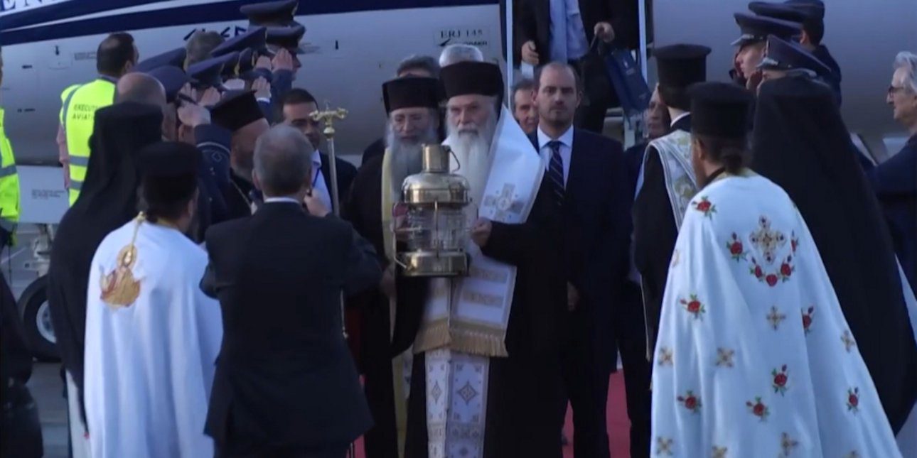 Το Άγιο Φως με πτήσεις από την Αθήνα στις άλλες μεγάλες πόλεις της χώρας – Το απόγευμα του Μεγάλου Σαββάτου η άφιξή του στο «Ελευθέριος Βενιζέλος»