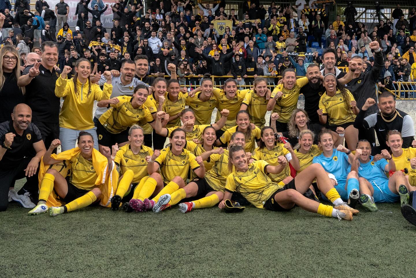 Ποδόσφαιρο Γυναικών: Έγιναν «ένα» με τον κόσμο οι παίκτριες της ΑΕΚ και αποθεώθηκαν! (VIDEO)