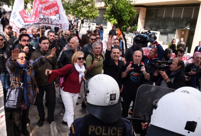 Οργή εκπαιδευτικών με την απόφαση της κυβέρνησης να δίνει το επίδομα ανεργίας με προπληρωμένη κάρτα
