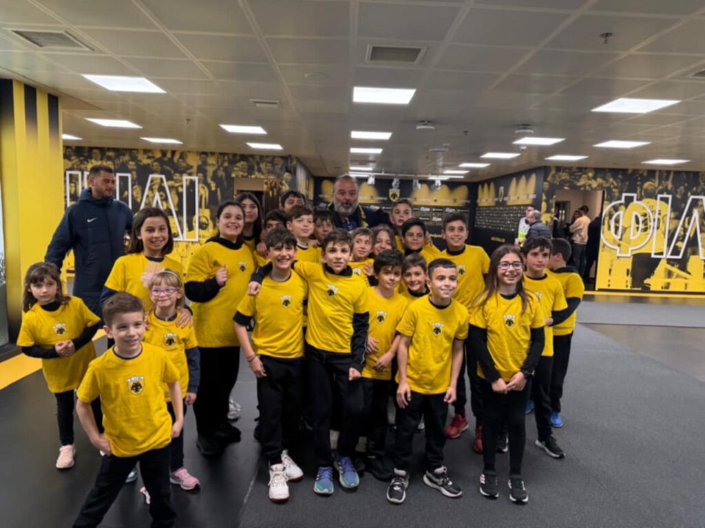 Ο Ηλιόπουλος μαζί με τα μικρά παιδιά της ΑΕΚ (pic)