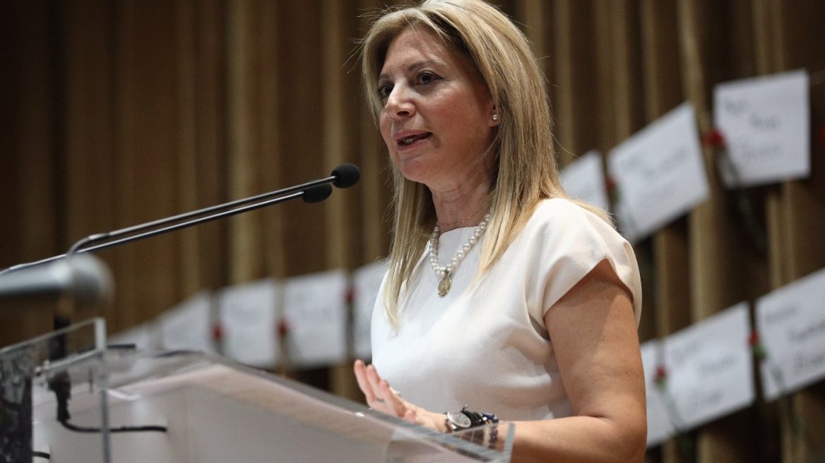 Η Μαρία Καρυστιανού καλεί τον Τάσο Δέδε να απαντήσει σε ερωτήματα για την τραγωδία των Τεμπών