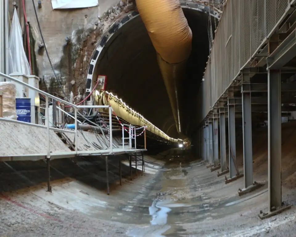 Γραμμή 4: Βαθαίνουν οι καθυστερήσεις με το 1/3 των σταθμών ακόμη σε αναμονή