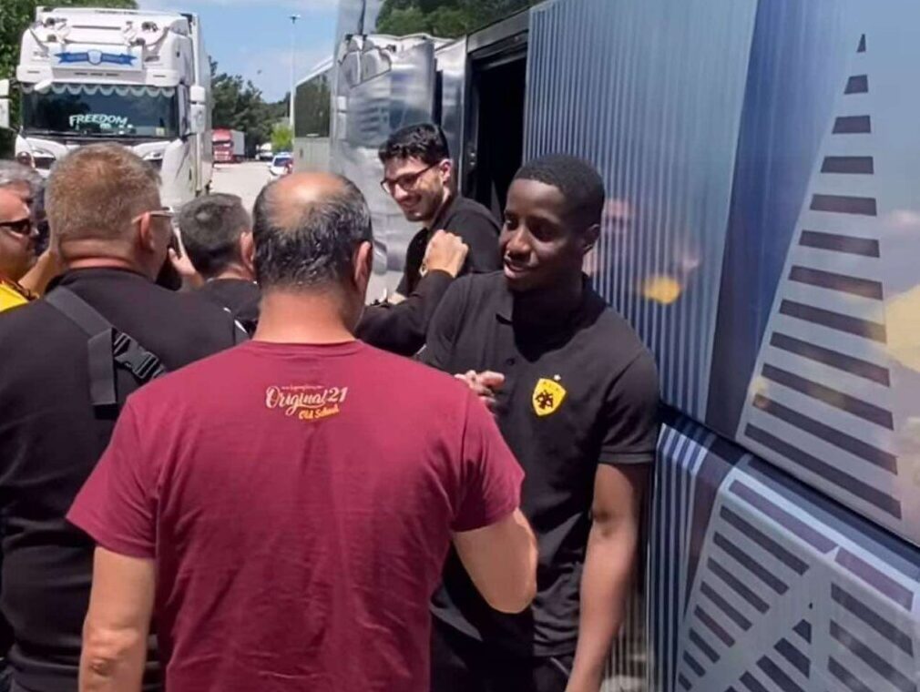 AEK: Θερμή υποδοχή της Original στην ομάδα χάντμπολ στην επιστροφή της από τα Σκόπια