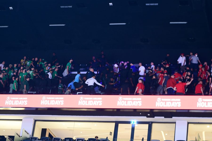 Ένταση στην Etihad Arena: Επεισόδια μεταξύ οπαδών Ολυμπιακού και Παναθηναϊκού (VIDEO)