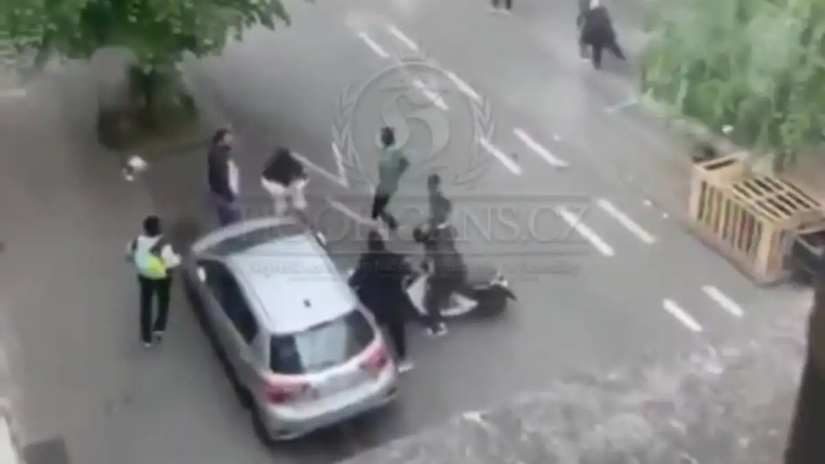 Σοκαριστικές σκηνές στο Βέλγιο: Οπαδός της Άντερλεχτ ποδοπάτησε φίλο της Μπριζ με μηχανάκι (vid)