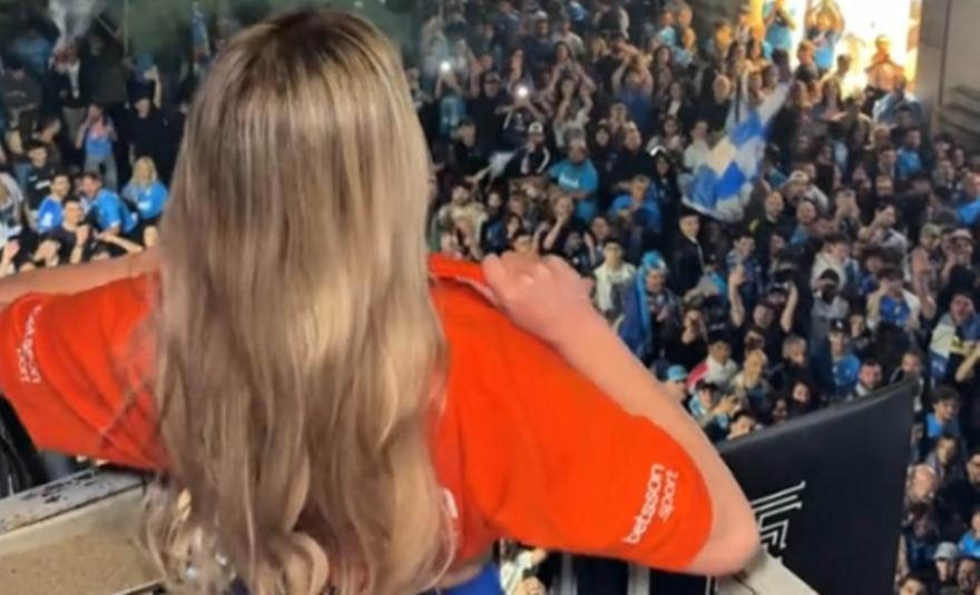 Νάπολι: Γυναίκα οπαδός έμεινε τόπλες στους πανηγυρισμούς για το σκουντέτο! (VIDEO)