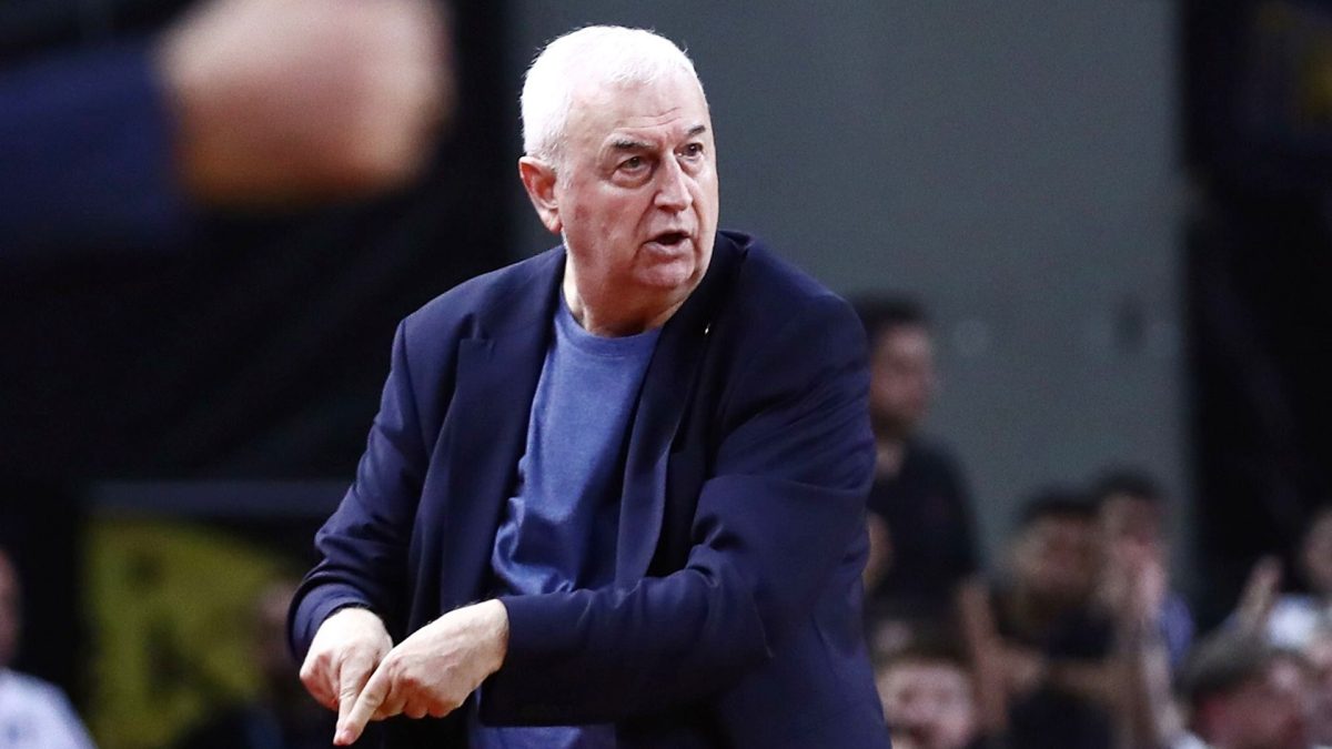 Οι φίλαθλοι της ΑΕΚ αποθέωσαν τον Ντράγκαν Σάκοτα στο σπίτι του μία μέρα πριν το ντέρμπι με τον Ολυμπιακό