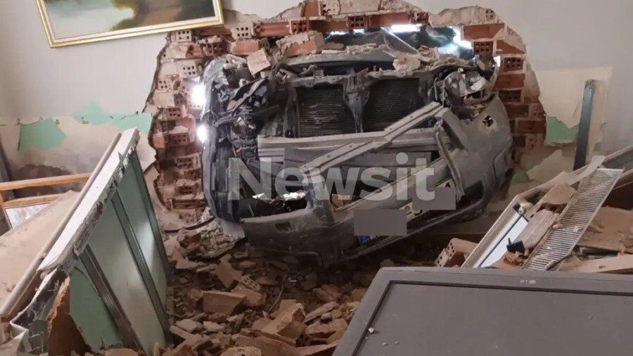 Θεσσαλονίκη: Όχημα «εισέβαλε» μέσα σε σπίτι ηλικιωμένης (pics)