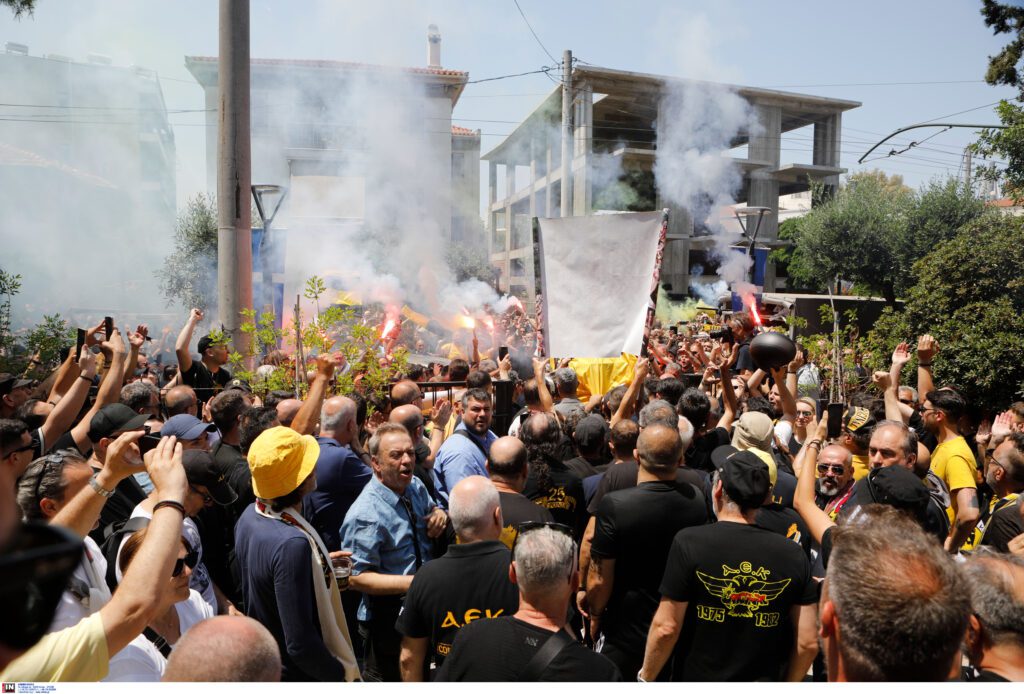 Η Ερασιτεχνική ΑΕΚ αποχαιρετά τον Δημήτρη Χατζηχρήστο: «Τι κερκίδα έφτιαξες πάλι σήμερα ρε μπαγάσα…» (ΦΩΤΟ)