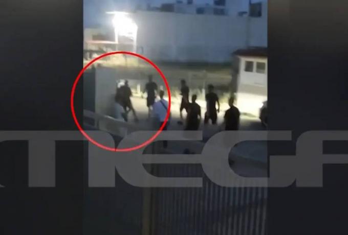 Άγρια συμπλοκή ανηλίκων στο Μενίδι – Σοκαριστικές εικόνες έξω από δημοτικό σχολείο
