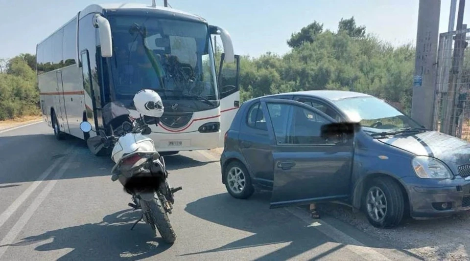 Τροχαίο στην Αρτέμιδα: Σχολικό λεωφορείο συγκρούστηκε με αυτοκίνητο