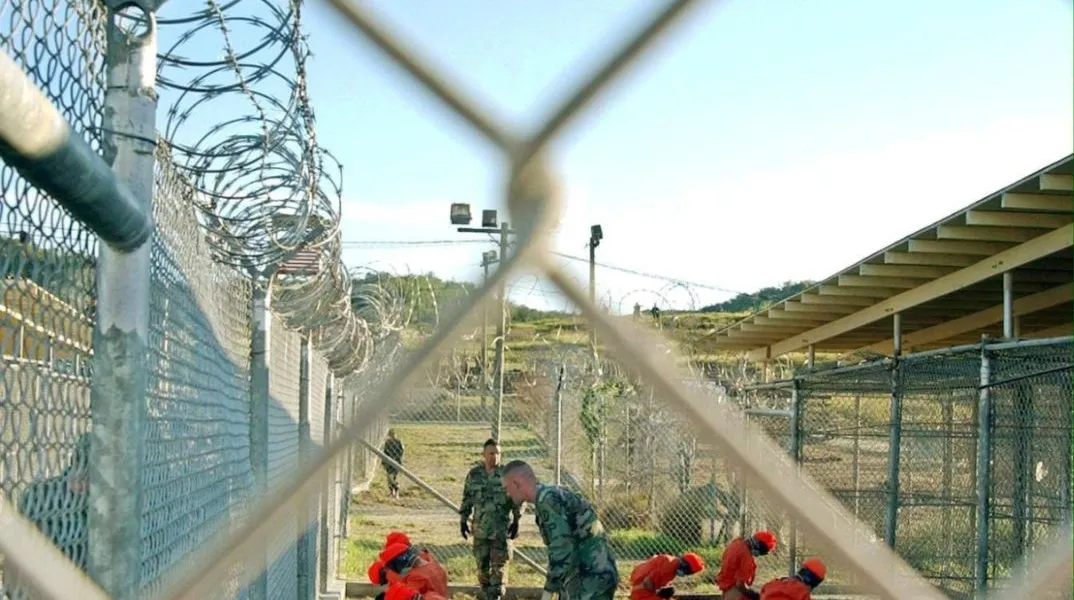 Ο Τραμπ ενεργοποιεί σχέδιο κράτησης μεταναστών στο Γκουαντάναμο – Μέσα και Ευρωπαίοι υπήκοοι