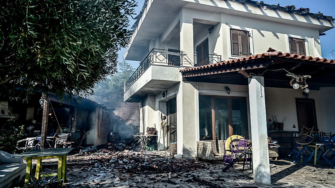 Καταστροφική φωτιά στην Παλαιά Φώκαια – Καμένα σπίτια και εκκενώσεις (ΒΙΝΤΕΟ)