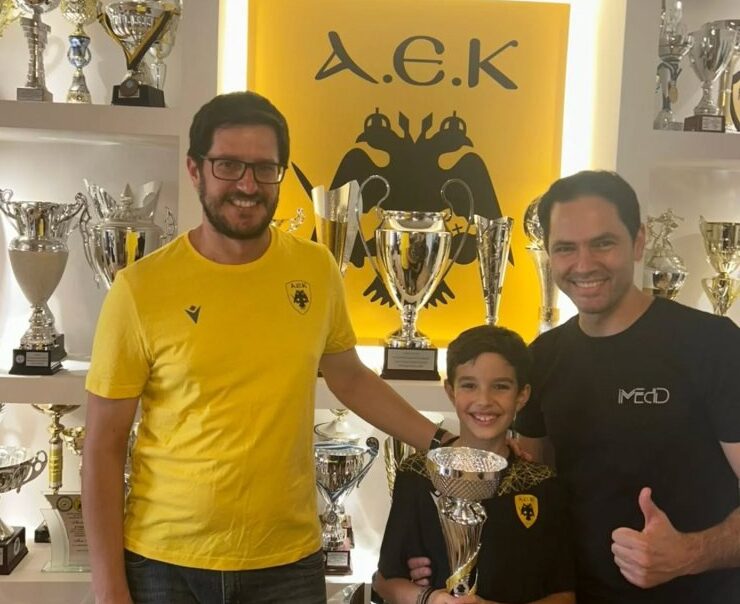 Ο μικρός Πρωταθλητής Φίλιππος Μπορίσοβ έφερε το τρόπαιο στα γραφεία της ΑΕΚ (ΦΩΤΟ)