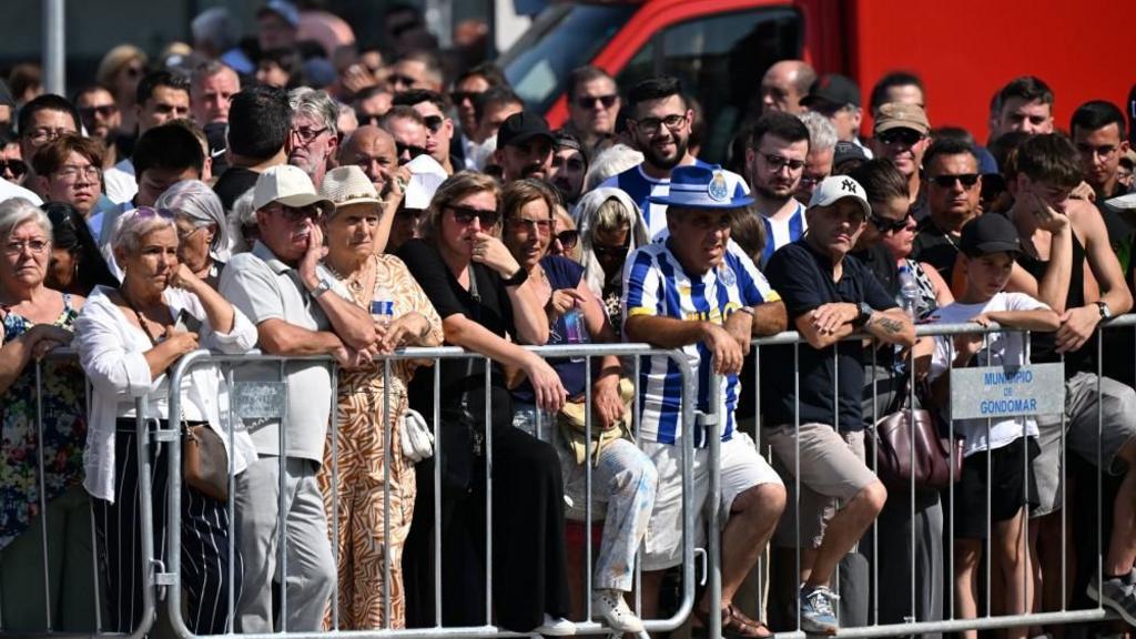 Κηδεία Ζότα: Πλήθος φωτογράφιζε τον τάφο του – Επενέβη η αστυνομία