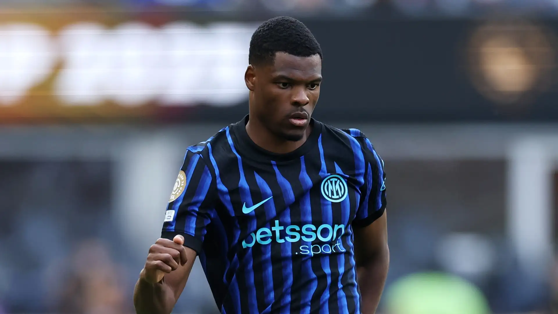 Ο Ντένζελ Ντάμφρις μένει στην Ίντερ εκτός απροόπτου