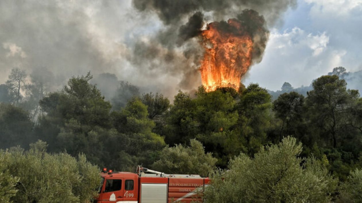 Μεγάλη φωτιά στον Φενεό Κορινθίας – Εκκενώσεις και τεράστια κινητοποίηση