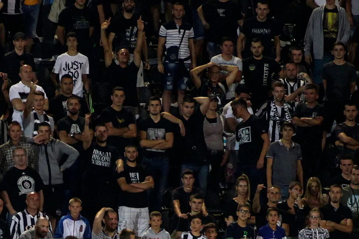 UEFA: Πρόστιμο και κλείσιμο κερκίδας στην Παρτιζάν για ρατσιστική και απρεπή συμπεριφορά φιλάθλων