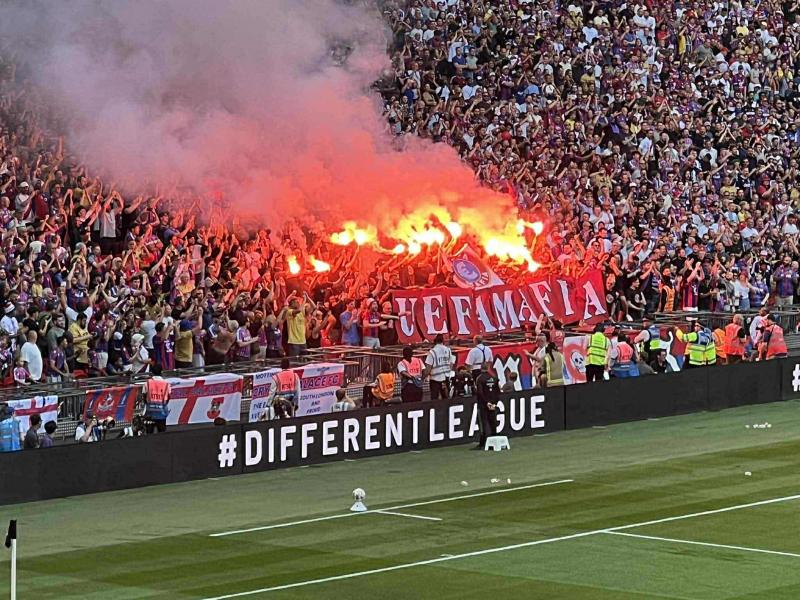 Πανό των οπαδών της Κρίσταλ Πάλας κατά της UEFA