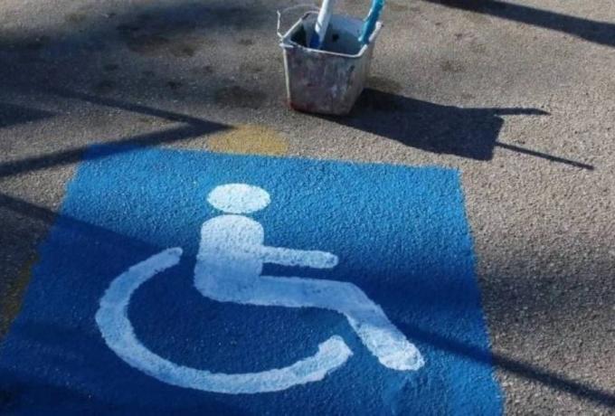 Χανιά: Οδηγός παραλίγο να παρασύρει παιδί ΑμεΑ – Επιτέθηκε και χτύπησε τον πατέρα του