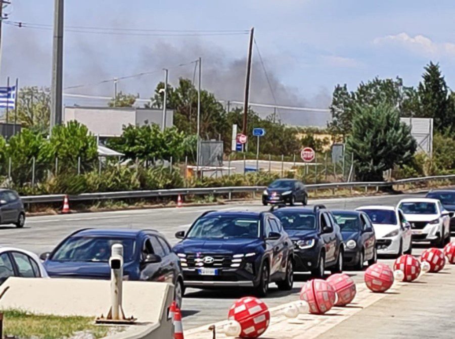 Φωτιά στη Λάρισα: Κοντά στην Εθνική Οδό – Κλείνει η κυκλοφορία στο ρεύμα προς Θεσσαλονίκη