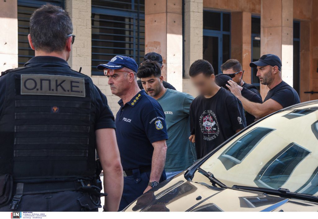«Κάψατε την Πάτρα»: Οργισμένη υποδοχή στους κατηγορούμενους έξω από τα δικαστήρια