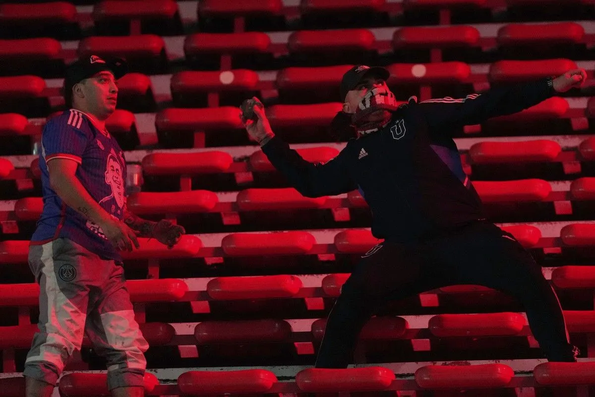 Ιντεπεντιέντε–Ουνιβερσιδάδ: Σε κρίσιμη κατάσταση οπαδός μετά από πτώση από την εξέδρα