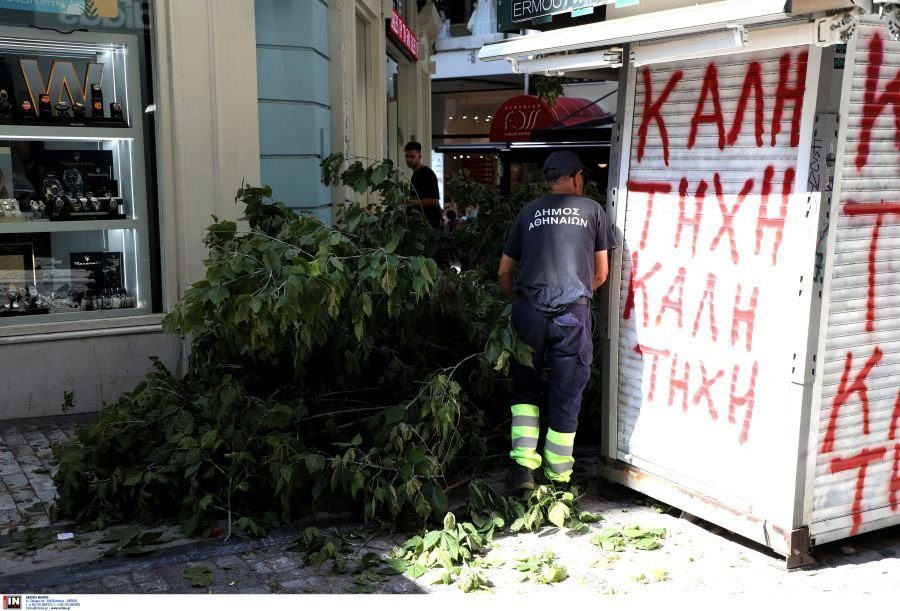 Αναστάτωση στο κέντρο της Αθήνας: Πτώση δέντρου στην Ερμού από τους δυνατούς ανέμους