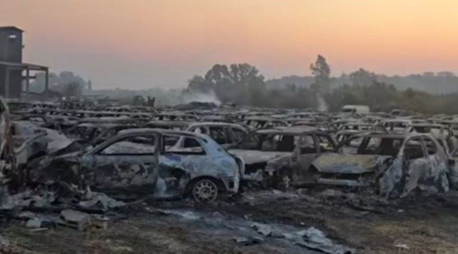 Καταστροφή στο Τελωνείο Πατρών – Κάηκαν εκατοντάδες αυτοκίνητα από τη φωτιά στην Αχαΐα