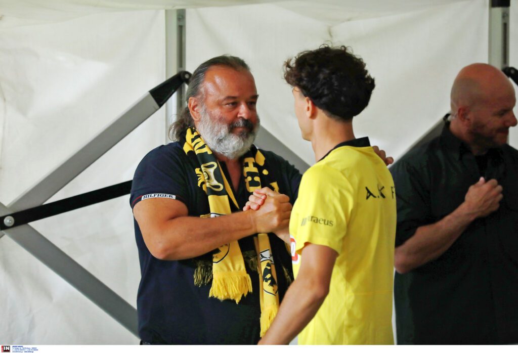 ΑΕΚ-Άρης Λεμεσού: Δίπλα στους παίκτες ο Μάριος Ηλιόπουλος πριν την σέντρα (ΦΩΤΟ)