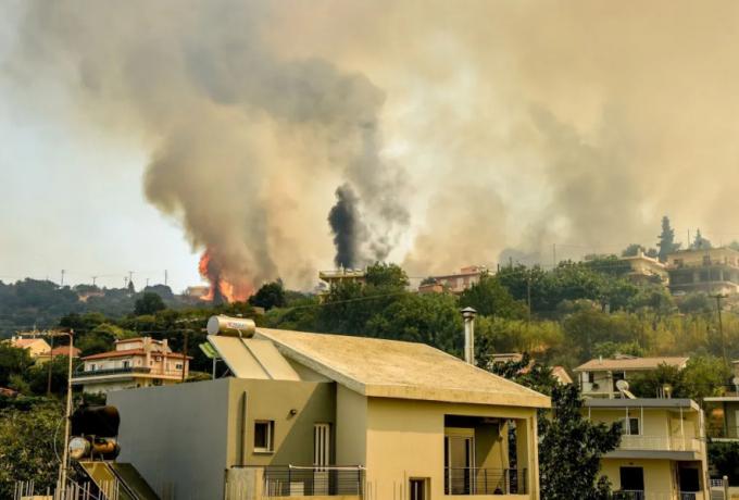 Πυρκαγιά στην Πάτρα: Καταστροφές στην Ιερά Μονή Αγίου Νικολάου – Προληπτικές εκκενώσεις