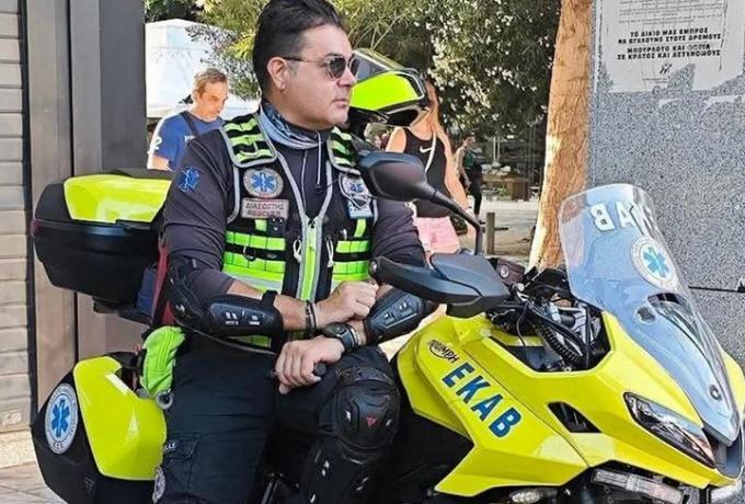 Σε κρίσιμη κατάσταση 47χρονος διασώστης του ΕΚΑΒ μετά από τροχαίο στην Καλλιθέα