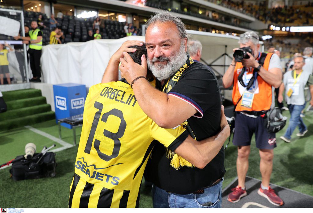 ΑΕΚ: Ο Ηλιόπουλος κατέβηκε στον αγωνιστικό χώρο και αγκάλιασε τους παίκτες